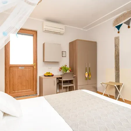 Carugio Remilde Guest house *