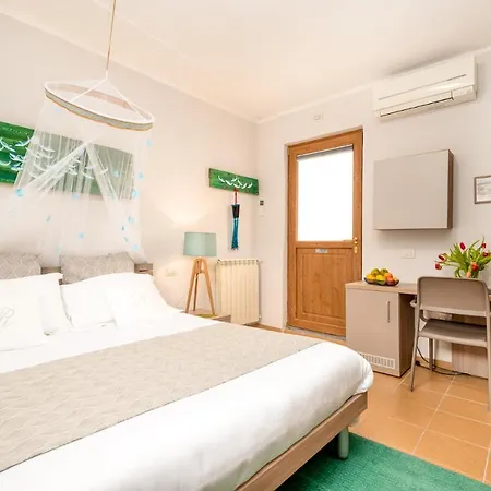 Carugio Remilde בית הארחה 4*